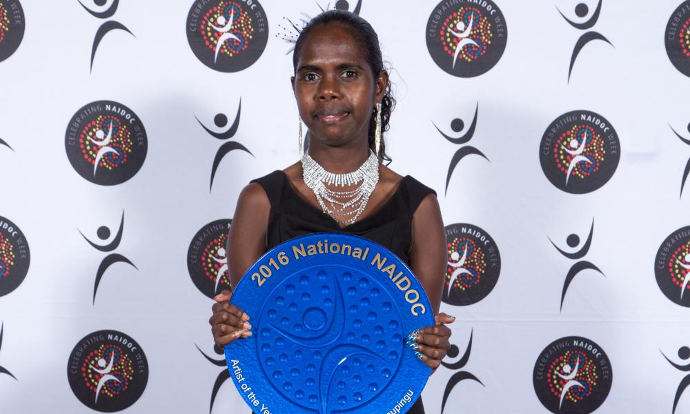 Jasmine Yunupingu on behalf of Artist of the Year Gurrumul Yunupingu